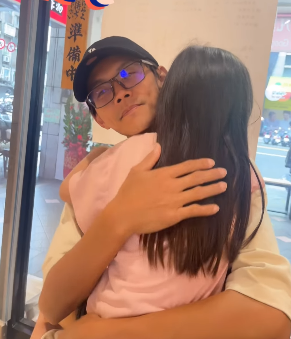 Grace表示突然接到阿翔的來電，讓她儘速回家，一回到家就發現女兒衣服以及家裡地上都是血。（翻攝自臉書）