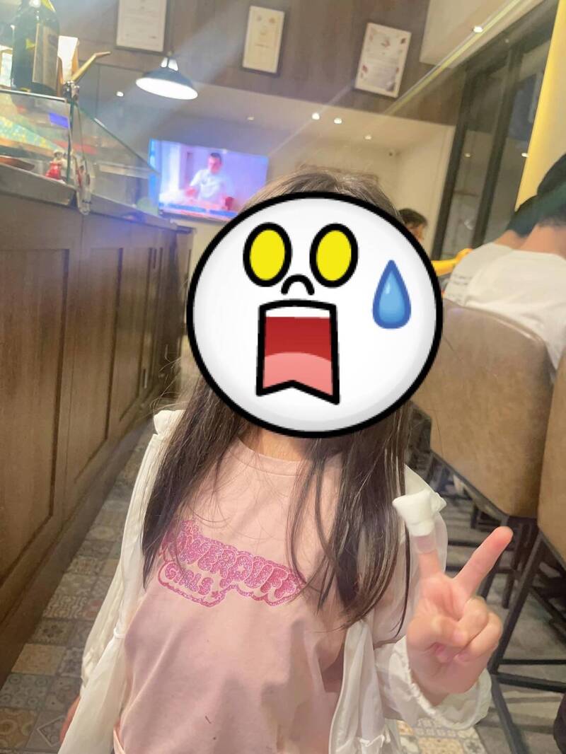 Grace曬出女兒包扎後重拾笑容的可愛模樣。（翻攝自臉書）