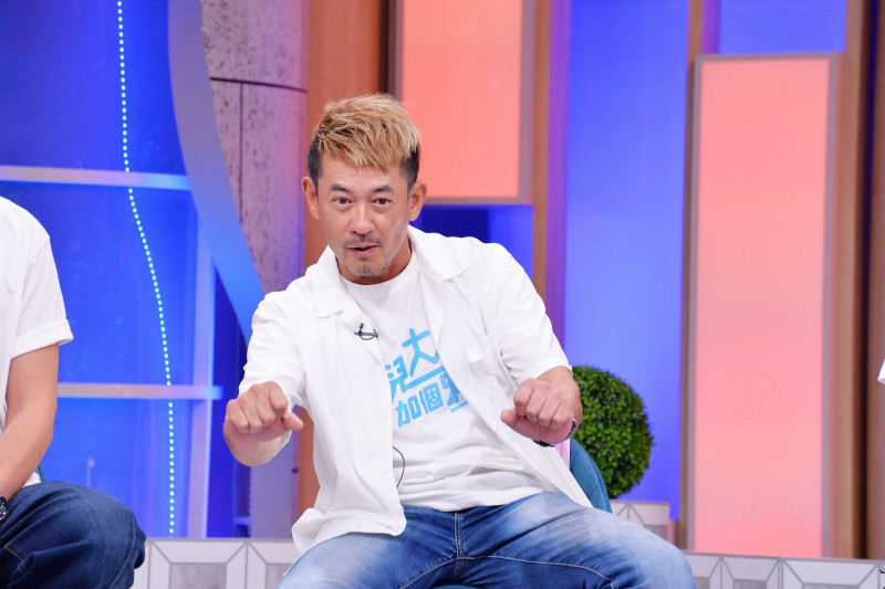 柯叔元重現18歲那年為接送初戀情人，騎著偉士牌帥氣過彎卻出車禍的動作。（衛視中文台提供）