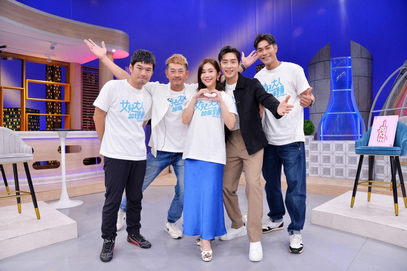 戲劇《女兒大人加個賴》演員群上《一袋女王》宣傳開心合照，左起：洛可杉、柯叔元、王宇婕、管麟、李迪恩。（衛視中文台提供）