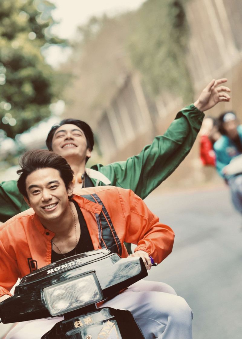 初孟軒（前）、宋柏緯在《環南時候》展開甜蜜愛戀。（高雄電影節提供）