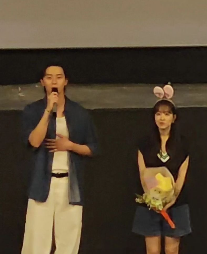 朴敘俊（左）因拒絕戴上朴寶英（右）遞過的髮箍而引起爭議。（翻攝自推特）