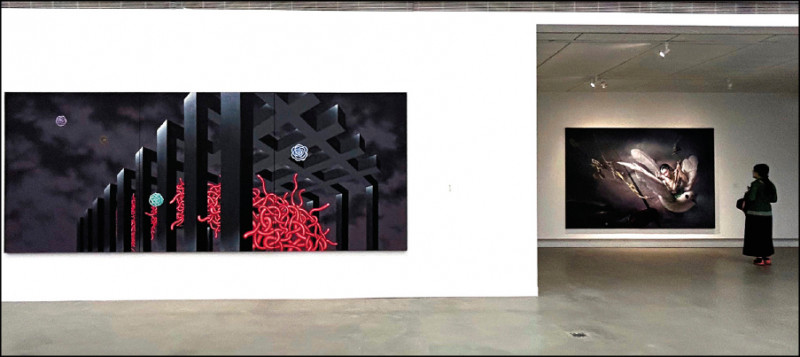 郭維國1993年的畫作〈逃離〉（左）、2009年的〈漂浪暗夜的蒼白郎君〉（右）。（吳垠慧攝影）
