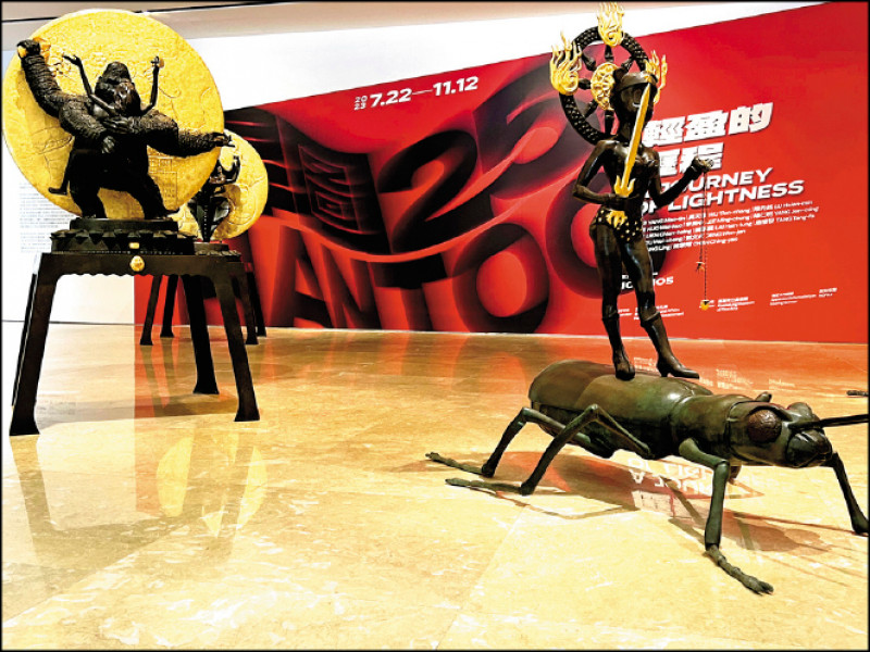 楊茂林2006-2008年「有關愛情的故事」系列雕塑。（吳垠慧攝影）
