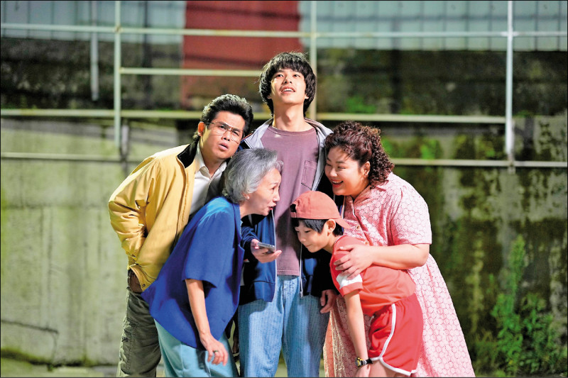 曾敬驊（中）在《我的麻吉4個鬼》飾演地獄倒楣男，除了被鬼纏身，還遇見邵雨薇飾演的守護天使。（甲上提供）