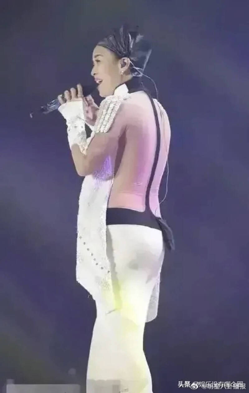 那英大膽穿上露背裝，腰間肉溢出來。（翻攝自微博）