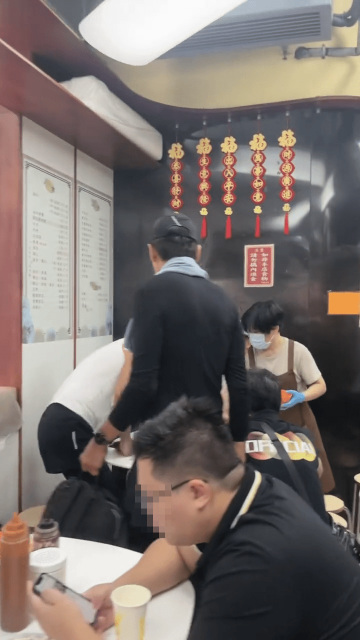 發哥還幫忙整理桌面。(香港星島日報)