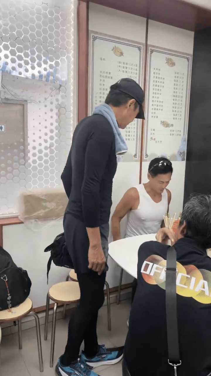因為小吃店客人不少,發哥還跟其他人併桌。(香港星島日報)