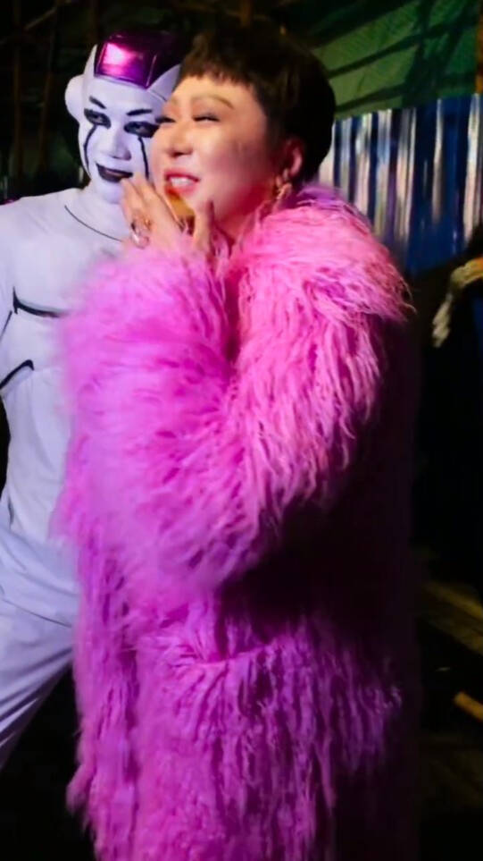 假扮者經常扮向太掩嘴笑。（香港星島日報）