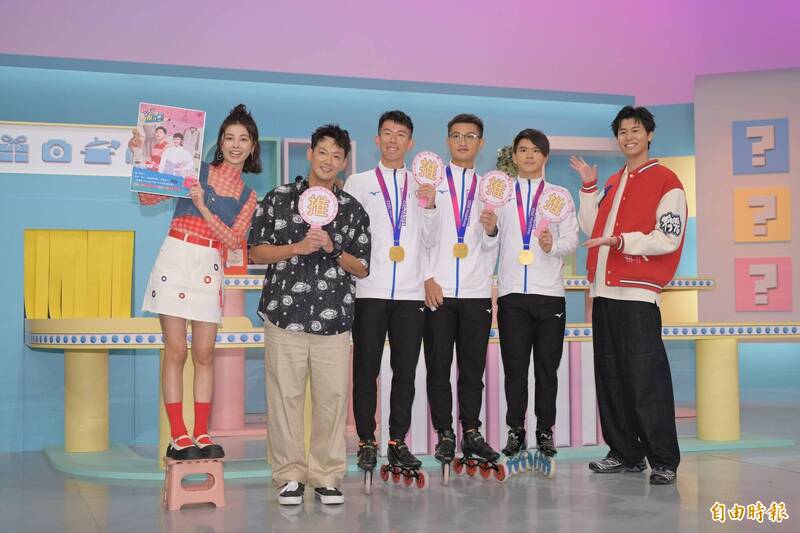 《今天推什麼》首錄，宇珊（左起）、威廉、亞運金牌滑輪溜冰選手黃玉霖、柯福軒、陳彥成、風田。（記者胡舜翔攝）