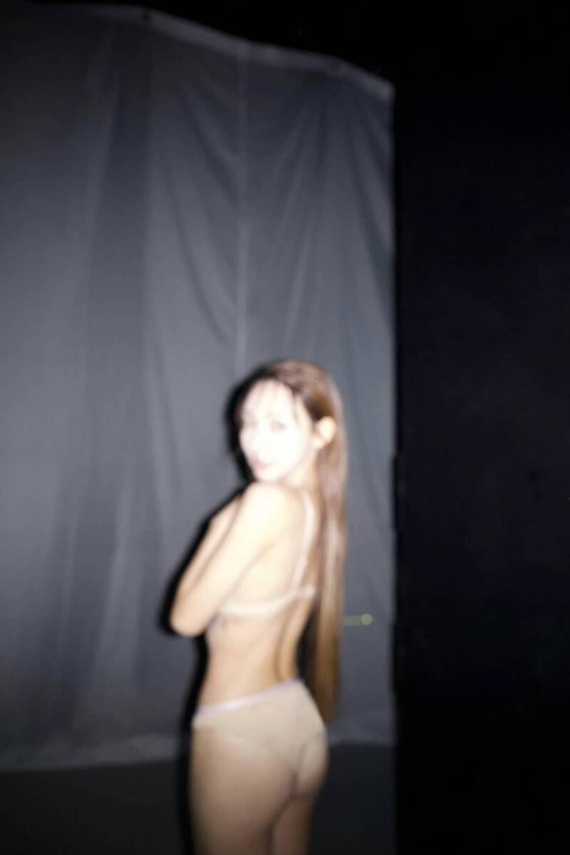 雖然林襄照片故意用朦朧美處理，仍讓粉絲陷入暴動。（翻攝自IG）