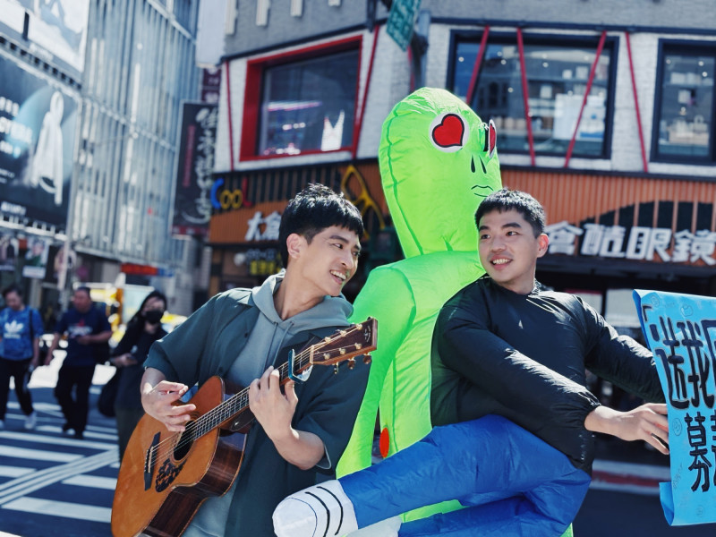 廖文強拍攝新歌MV,知名YouTuber「沒有營養的生活智慧王」擔任要角「火星人」。(晨安音樂提供)