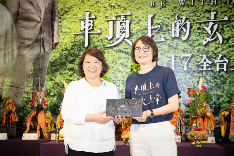 導演黃文英（右）取材家鄉嘉市首部編導電影《車頂上的玄天上帝》，今天在嘉市舉辦全台首映會，市長黃敏惠（左）到場助陣。（記者丁偉杰攝）