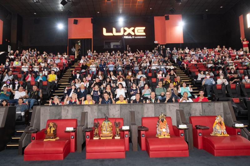 《車頂上的玄天上帝》今天在嘉市in89豪華影城舉辦全台首映會。（記者丁偉杰攝）