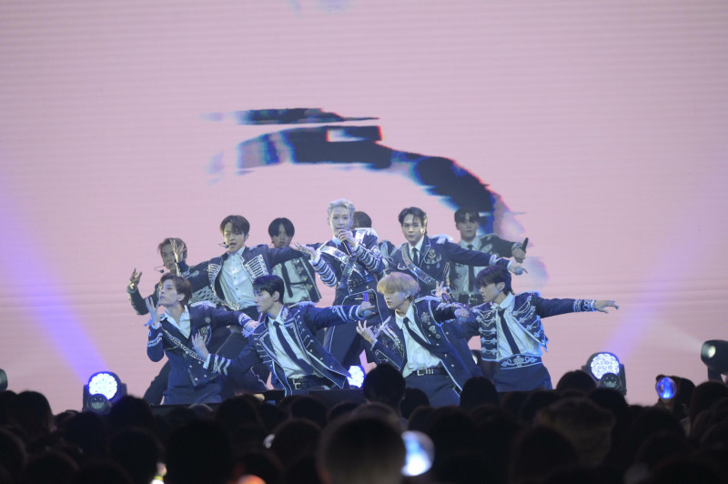 JO1整齊劃一的舞蹈,在舞台上勁歌熱舞。(大鴻藝術提供)