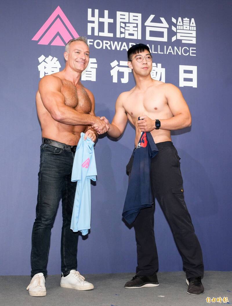 澳洲消防猛男、台灣消防猛男出席後盾行動日，挺消防學長姐活動記者會。（記者王文麟攝）