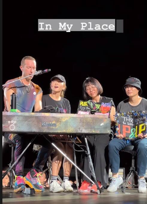 主唱克里斯馬汀（左一）邀請3位粉絲上台，坐在他旁邊聽歌。（翻攝自IG）