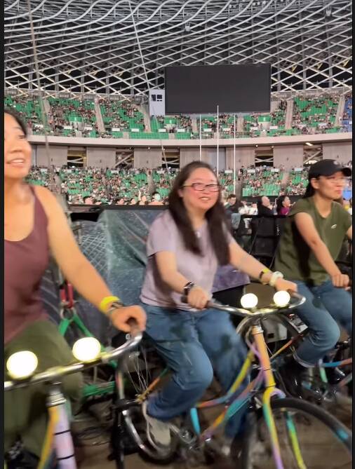Coldplay相當注重環保議題，演唱會現場放置了「動力單車」，以提供歌迷騎車發電。（翻攝自IG）