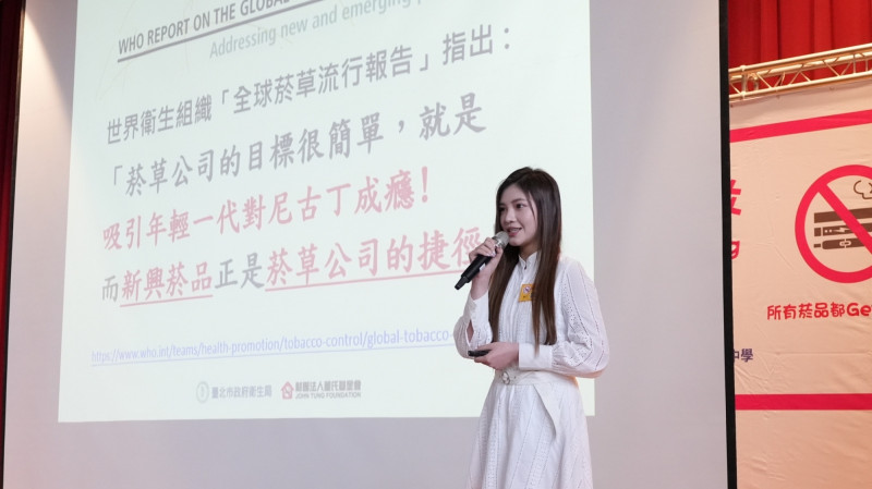 紫嫣化身小老師，呼籲學生不要碰觸菸品。（星光瑞瑞提供）