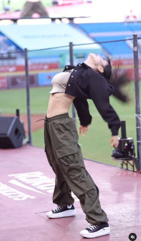 李多慧超強的腰力,驚呆不少人。(翻攝自李多慧IG)