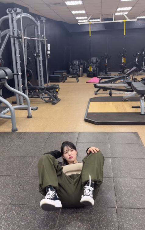 李多慧跌坐在地露出無辜神情。(翻攝自李多慧IG)