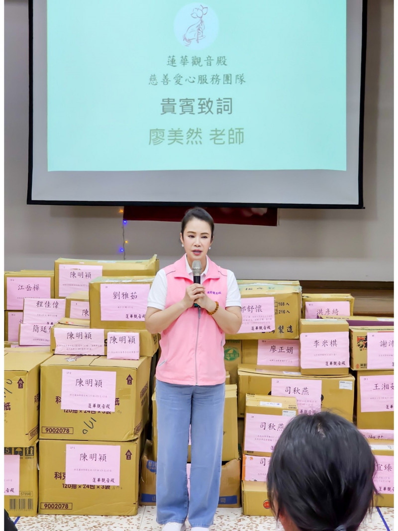 廖美然做愛心幫助身障孩童。（鴻凱娛樂提供）
