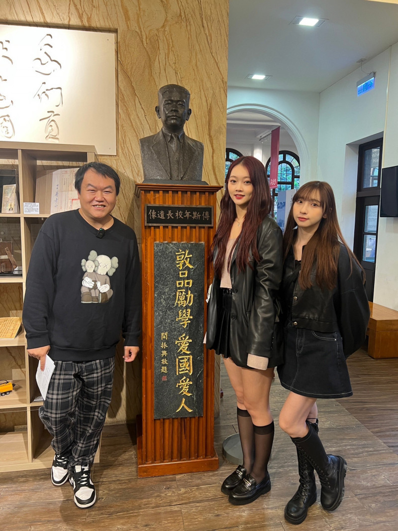 主持人司徒、心動女孩成員薇軒、隊長多莉，赴台大校史館向傅斯年校長銅像致敬。（紅心字會提供）