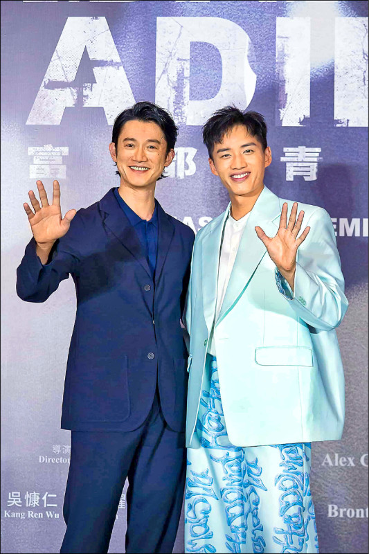 戲裡戲外情誼深厚的吳慷仁（左）、陳澤耀在大馬首映也重現《富都青年》裡敲蛋經典場景。（摩爾娛樂提供）