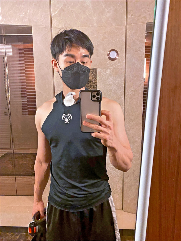 李齊笑爆Conan喜歡當袋鼠，窩在他胸前。（李齊提供）