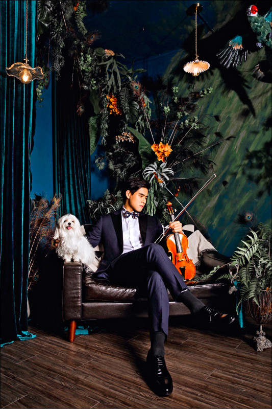 小提琴男神李齊雖然發現他對狗毛過敏，家裡還是養了可愛的馬爾濟斯。（李齊提供）