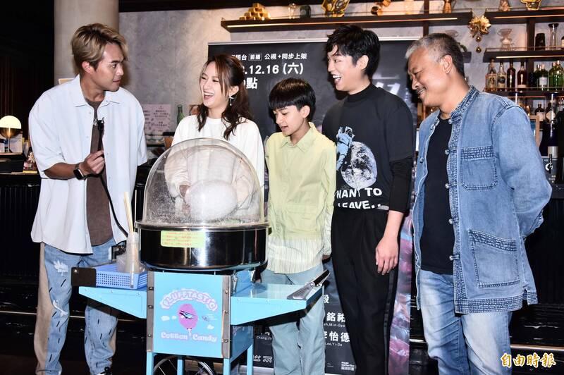 公視台語台《夜盲》記者會；柯大堡（左起）、范宸菲、葉泓毅、謝章穎、謝銘祐。（記者陳奕全攝）