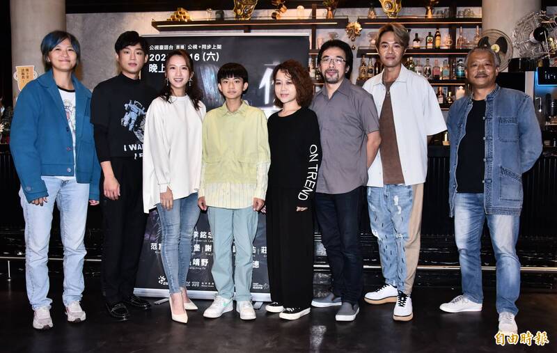 公視台語台《夜盲》記者會；製作人李怡德（左起）、謝章穎、范宸菲、葉泓毅、導演張靖野、古蹟修復師李志上、柯大堡、謝銘祐。（記者陳奕全攝）