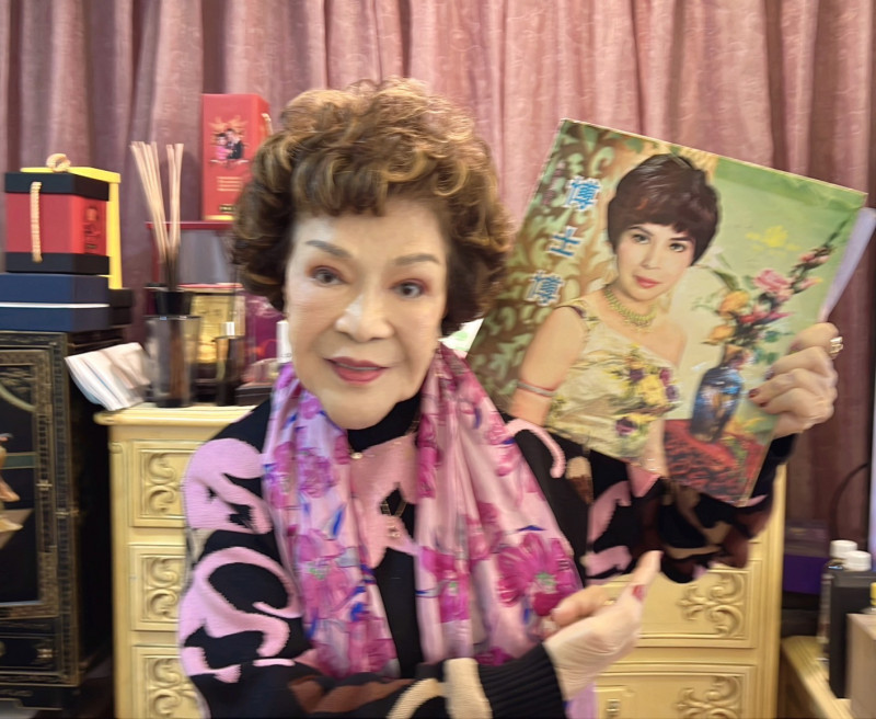 周遊和黑膠唱片上的舊照一樣都是俏麗短髮。(周遊提供)