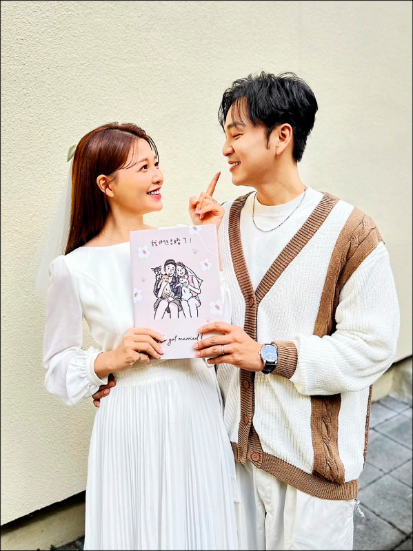 張書偉和謝京穎登記結婚，喊話攜手走過世紀。（翻攝自臉書）