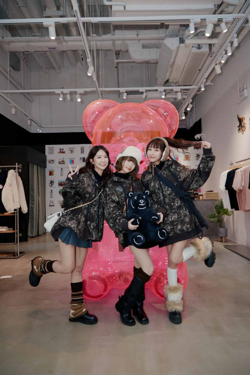 雅涵（左起）、芷霖、林襄擔任品牌一日店長。（The Big Apple提供）