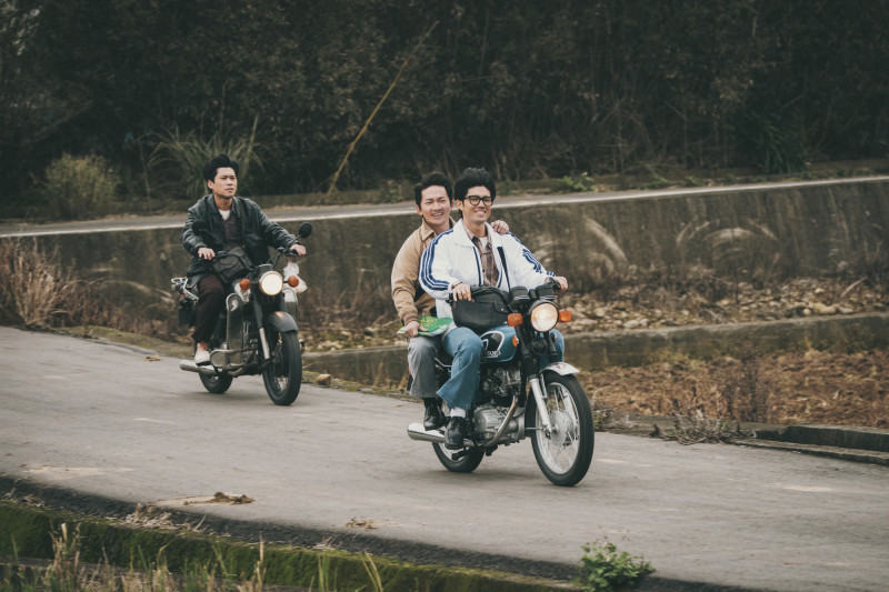 《鹽水大飯店》以主角張耀仁(右)與身邊人的故事為主線,譜出1970年代的台灣式革命青春。(公視台語台提供)