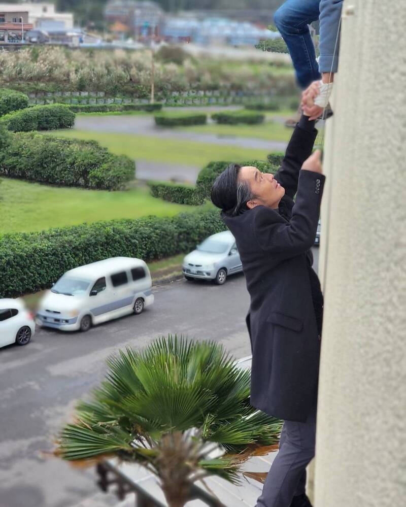 江國賓拍攝墜樓場面全來真的，側拍照一出驚呆眾人。（翻攝自臉書）