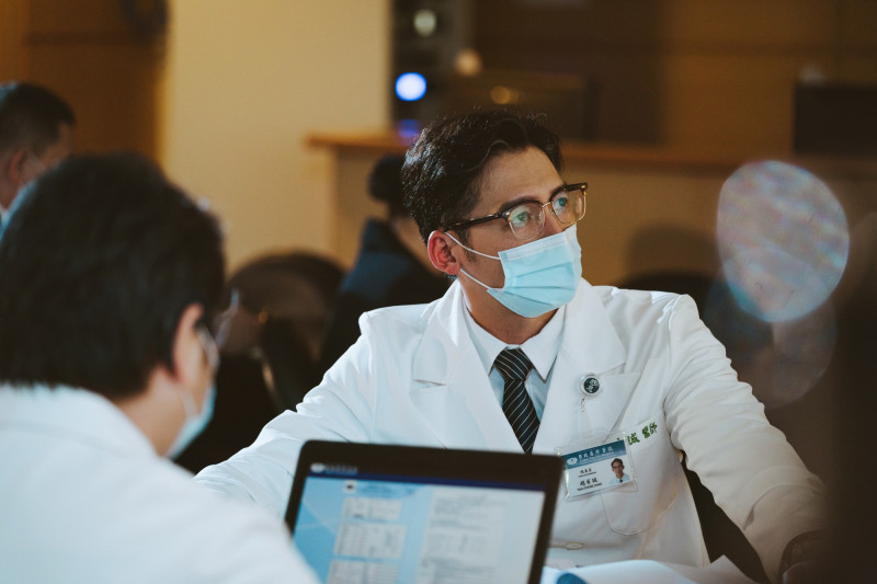 温昇豪《打怪任務》特別演出北慈院長趙有誠。（大愛提供）