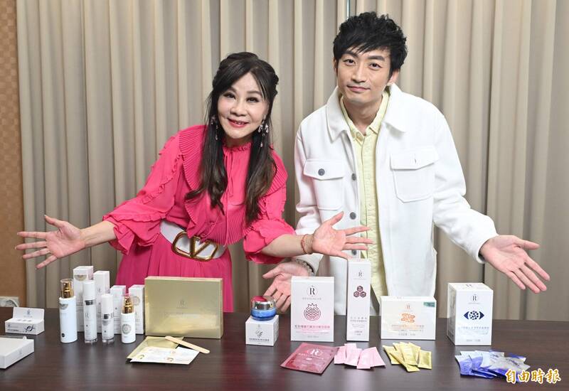 龍千玉（左）推薦師弟葉諾帆保養品。（記者潘少棠攝）