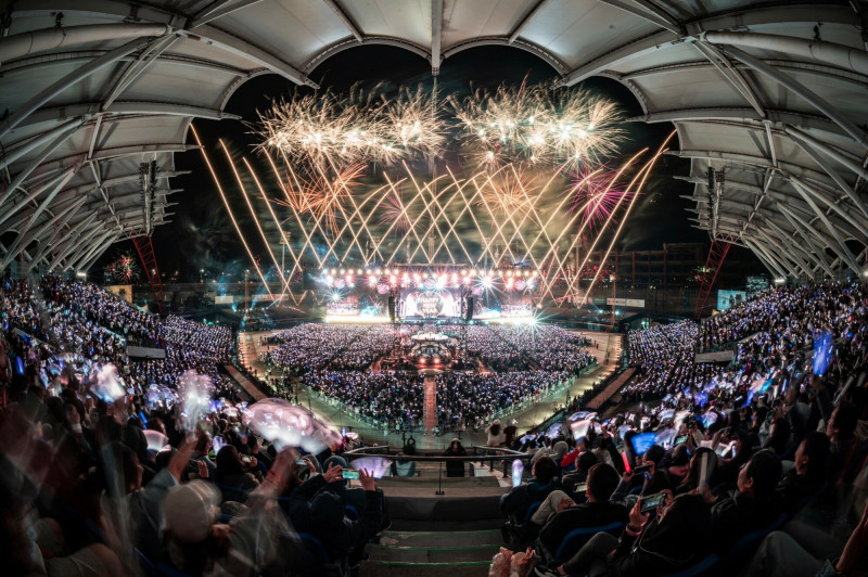 五月天跨年演唱會施放煙火,但傳出掉落觀眾席,引起歌迷緊張。(相信音樂提供)