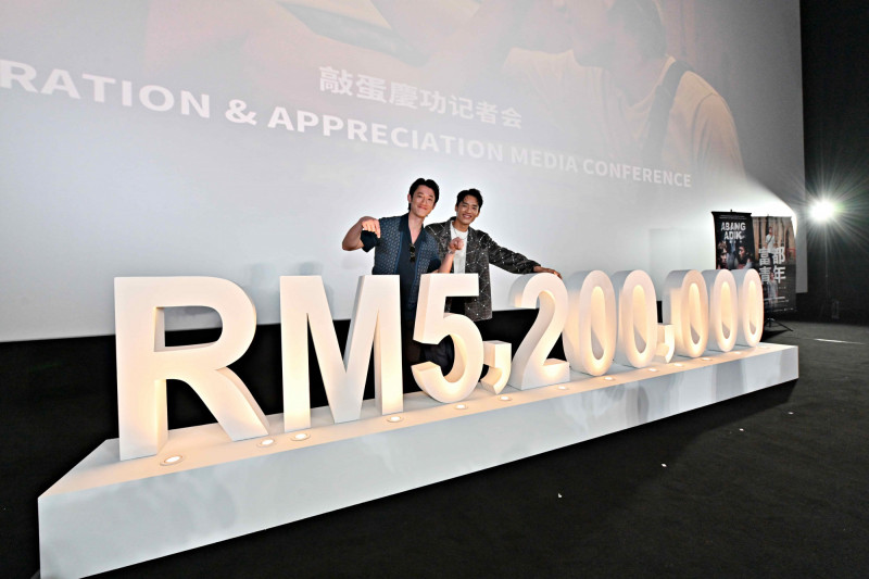 《富都青年》兄弟吳慷仁（左）、陳澤耀在大馬合體宣傳。（摩爾娛樂提供）