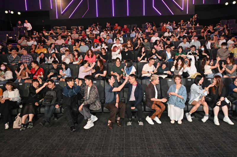 《富都青年》票房創佳績，繼台灣後也於大馬舉辦敲蛋慶功記者會，全場一同進行如片中的敲蛋儀式。（摩爾娛樂提供）