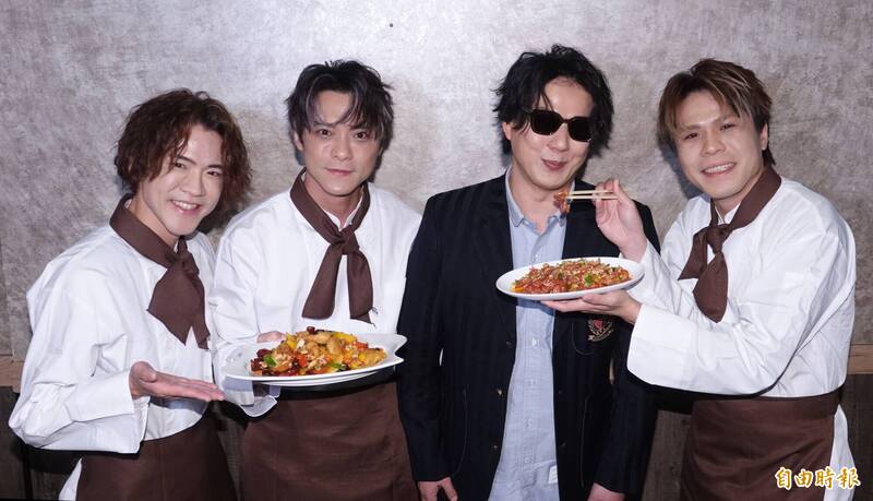 蕭煌奇（右2）及「李吳兄弟」潤恩（左起）、邦崴、鴻恩（記者潘少棠攝）