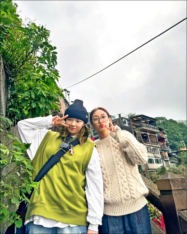 定延（左）和志效來台旅遊，低調現身九份。（翻攝自IG）