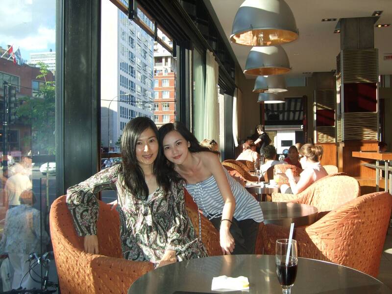 簡沛恩（右）誇讚張玉嬿是她當年加東自助旅行的旅伴。。（翻攝自簡沛恩臉書）