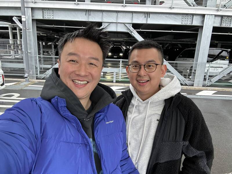 他搞笑曬出同框新北議員卓冠廷（右），要讓王義川氣炸。（翻攝自李正皓臉書）