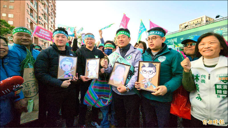 選舉期間，卓冠廷（右三）和李正皓（左三）跟著王義川（左四）掃街拜票。（資料照）