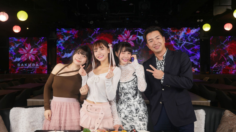 林襄（左起）、莉奈、主持人鄭偉柏與助理主持人筠熹。（MOMOTV提供）