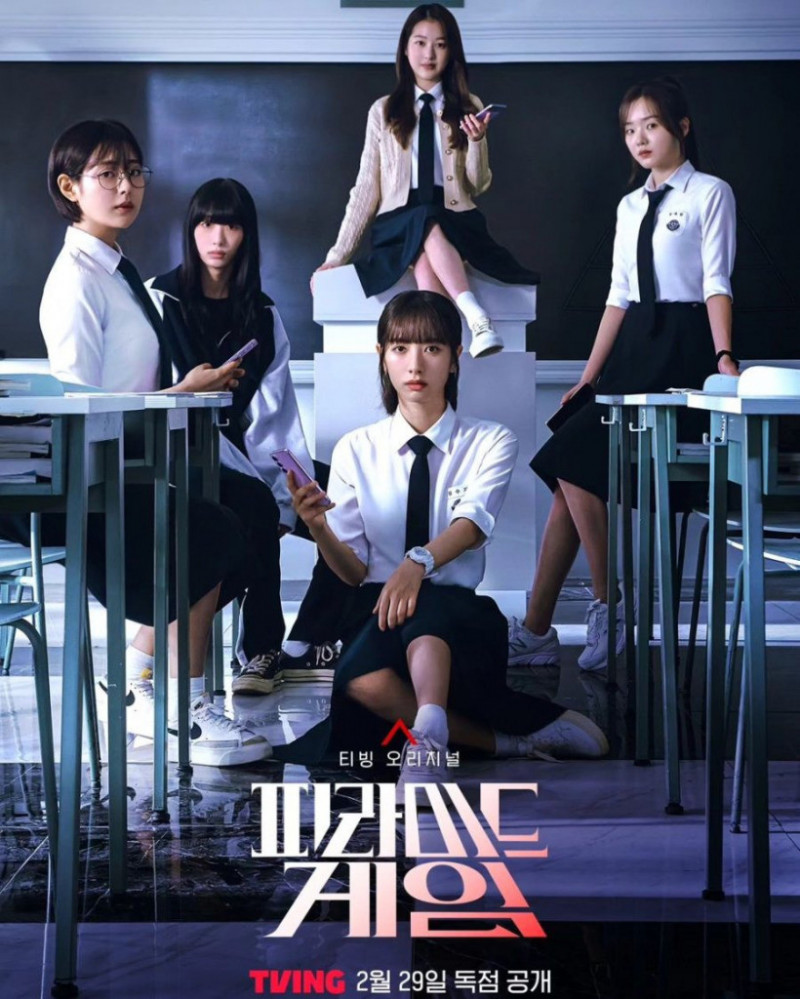 申瑟琪（左）在新劇《金字塔遊戲》化身女學霸，成績高人一等。（翻攝自X）
