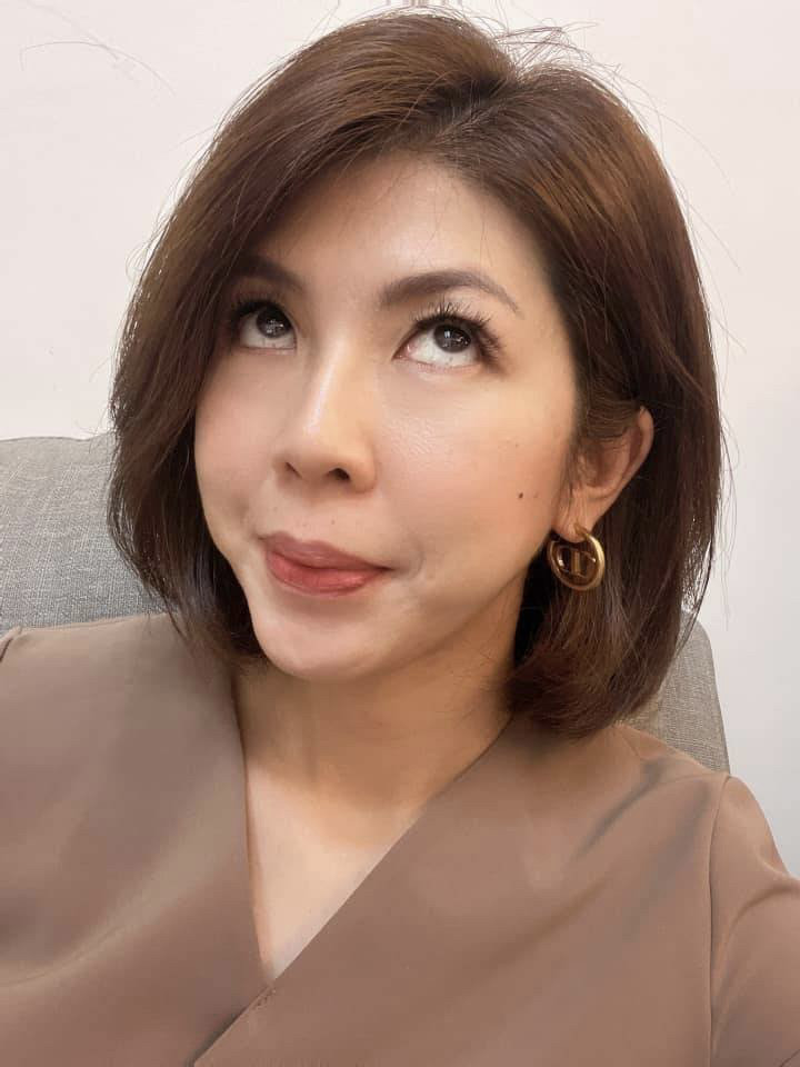 網紅律師李怡貞（圖）酸爆張靖玲「都出社會了有人卻還在做女校胡鬧的把戲」。（翻攝自臉書）